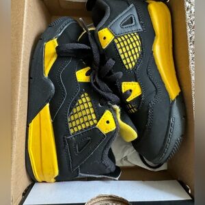 Jordan 4 retro”Thunder” toddler size 9